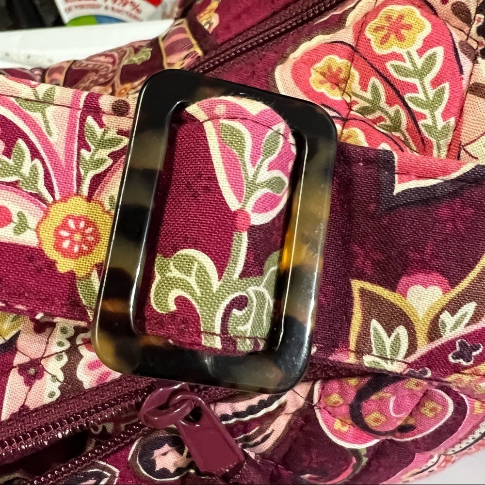 VERA Bradley med bag w pattern in shades of maroon and pink. Excellent condition - Picture 8 of 10